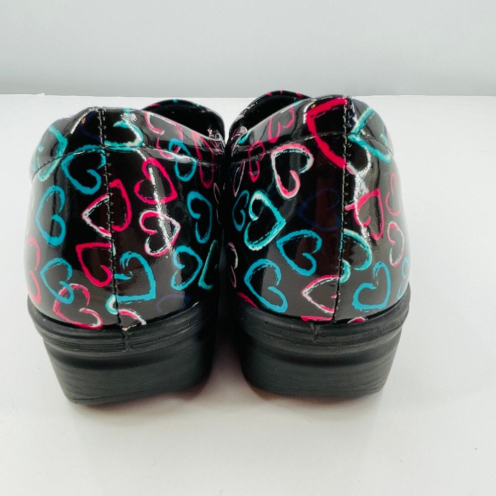Easy Works by Easy Street Tiffany Black Pink Aqua Hearts Comfort Clogs Shoes 7W - Picture 7 of 12